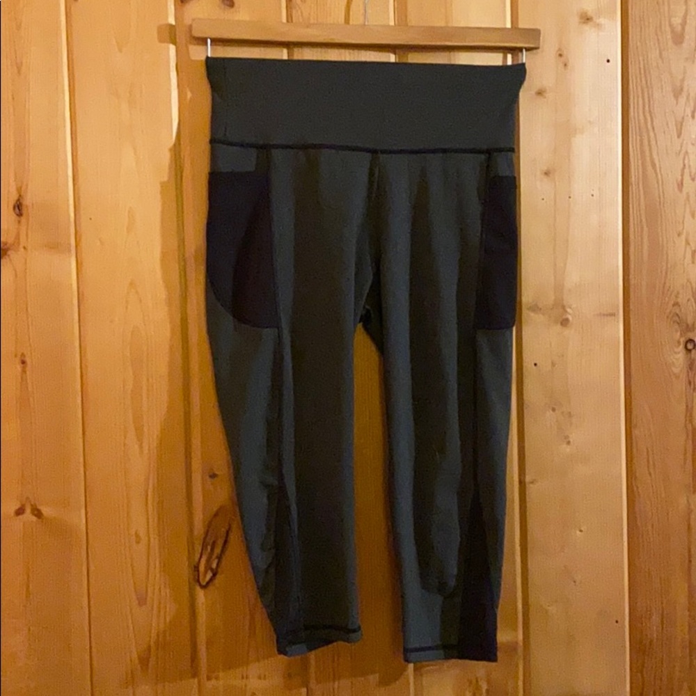 Charcoal 3/4 leggings with black mesh pockets EUC